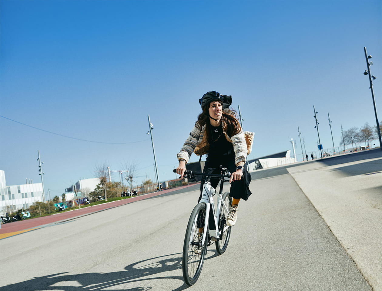Mann mit Fahrrad auf Brücke